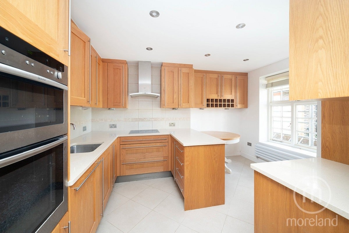 Flat Bigwood Road in Greater London