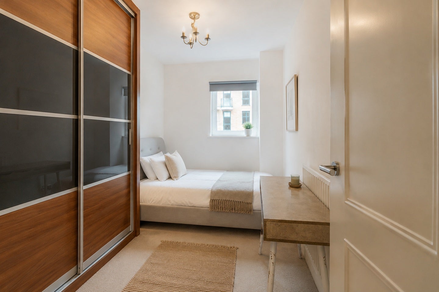 Flat Warwick Road in Greater London