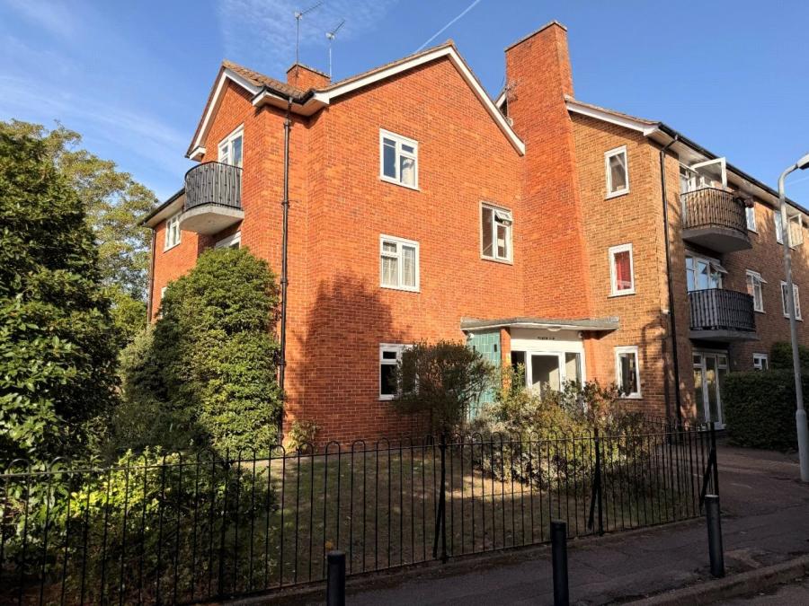 Flat Berrylands Road in London