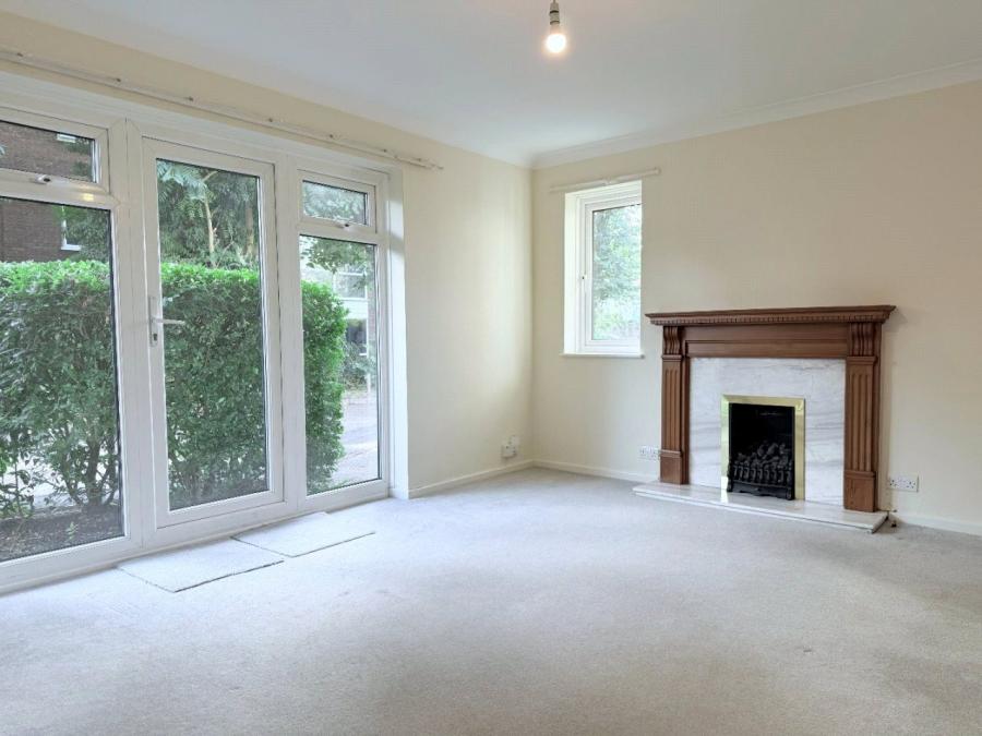 Flat Berrylands Road in London