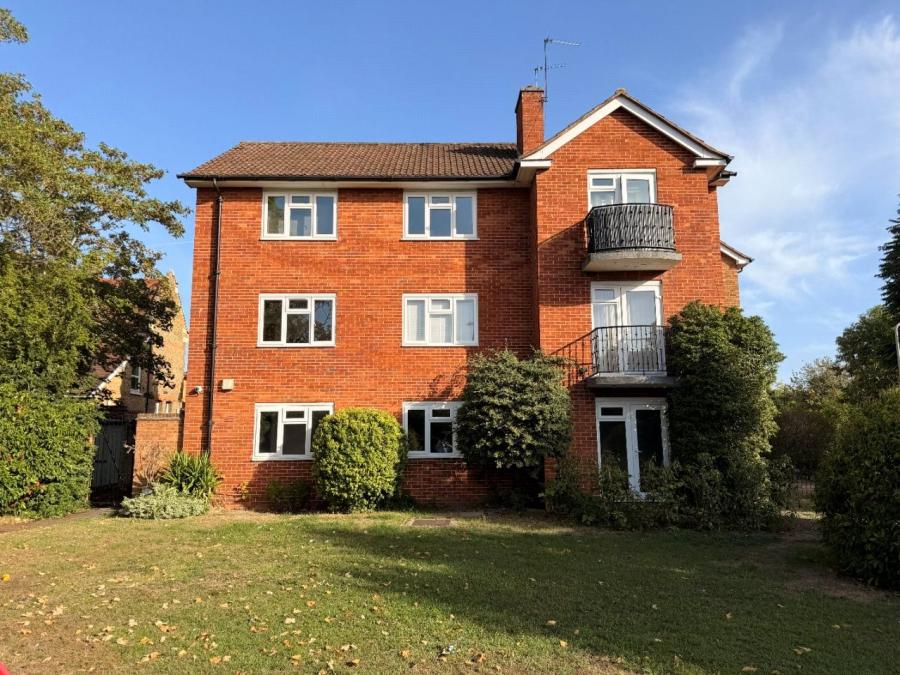 Flat Berrylands Road in London
