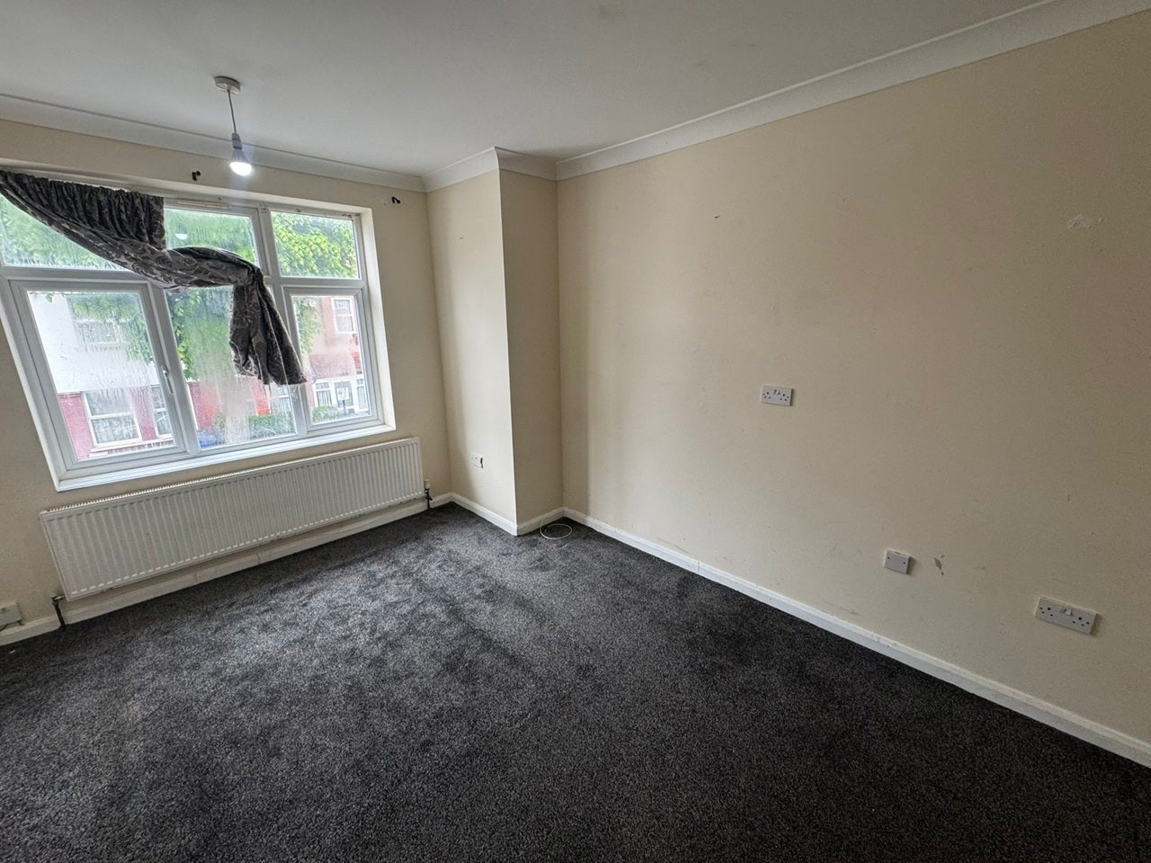 Flat Orchard Avenue in Greater London