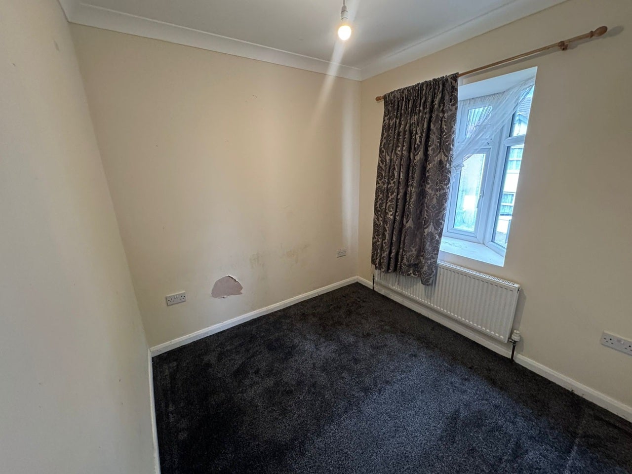 Flat Orchard Avenue in Greater London