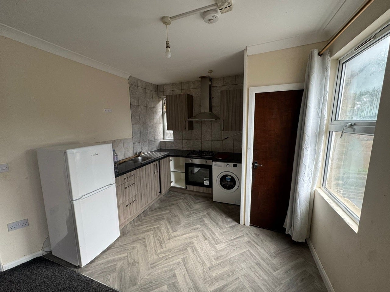 Flat Orchard Avenue in Greater London
