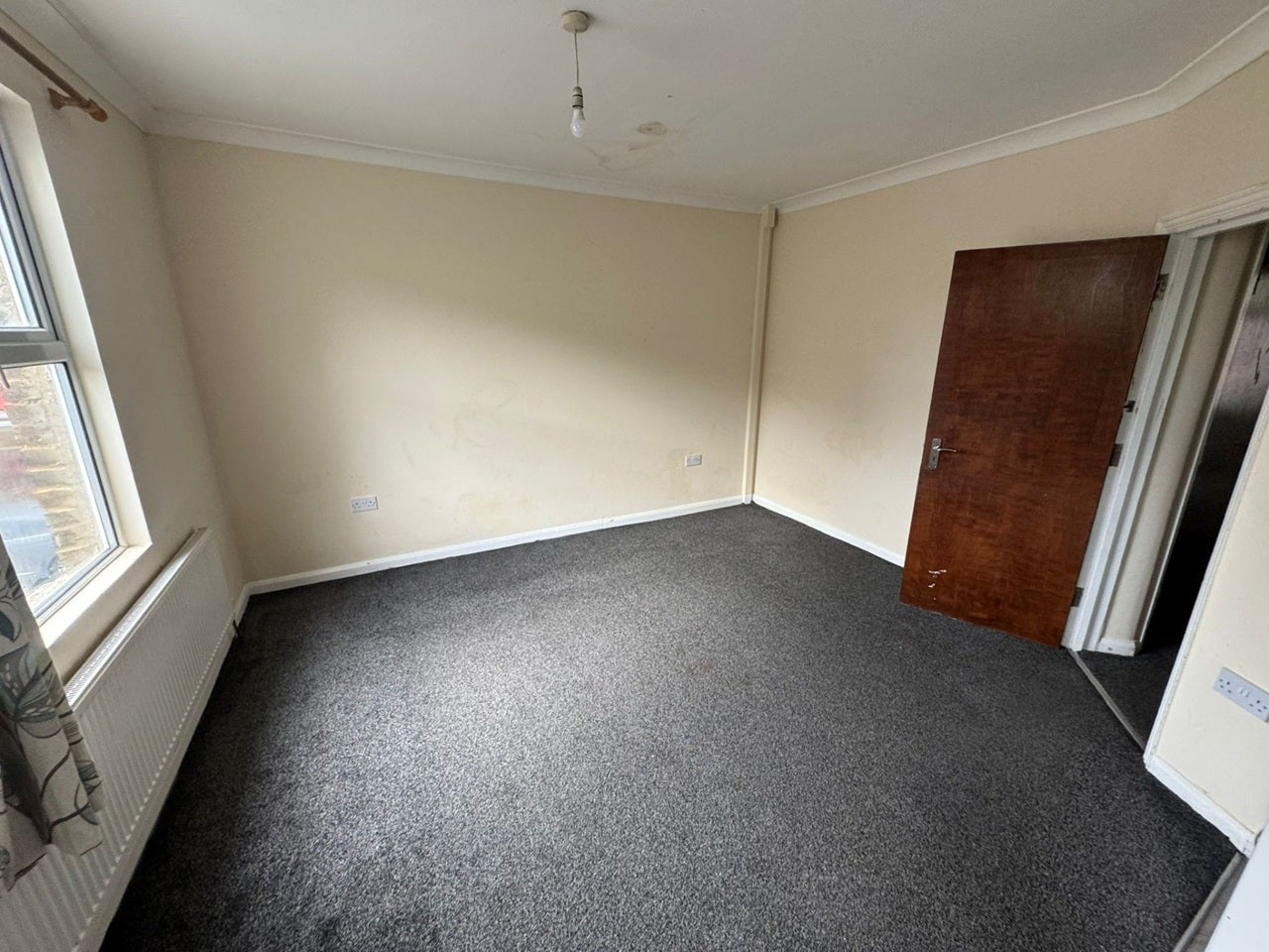 Flat Orchard Avenue in Greater London