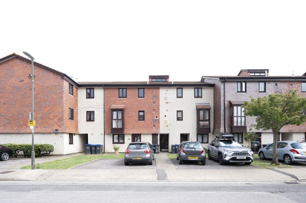 Flat Coniston Close in London