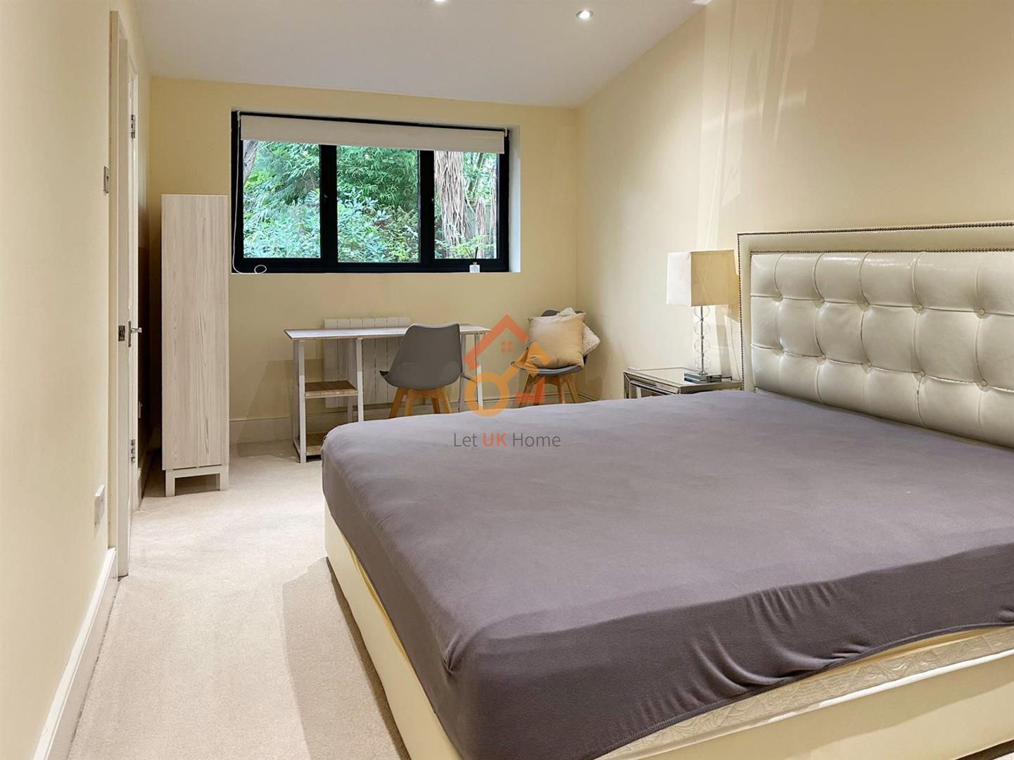 Flat Derwent Avenue in Greater London