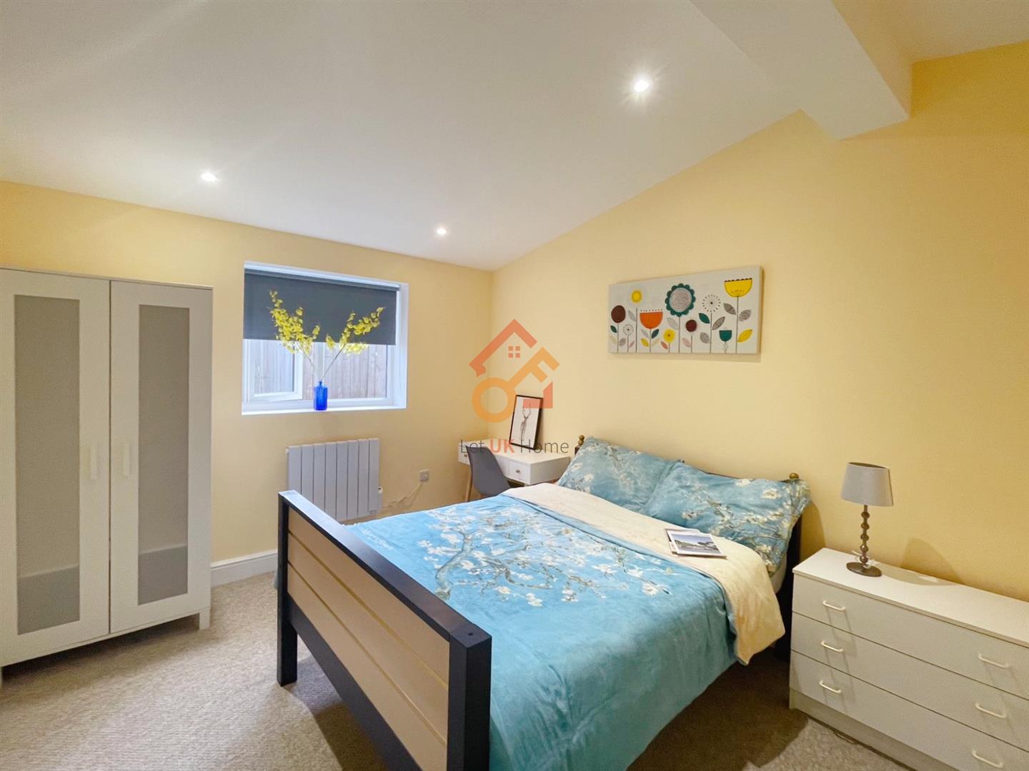 Flat Derwent Avenue in Greater London