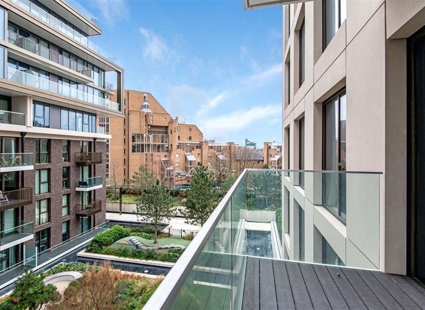Flat Waterside Promenade in Greater London
