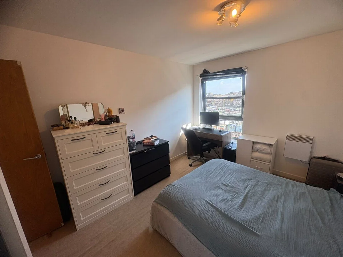 Flat Commercial Road in Greater London