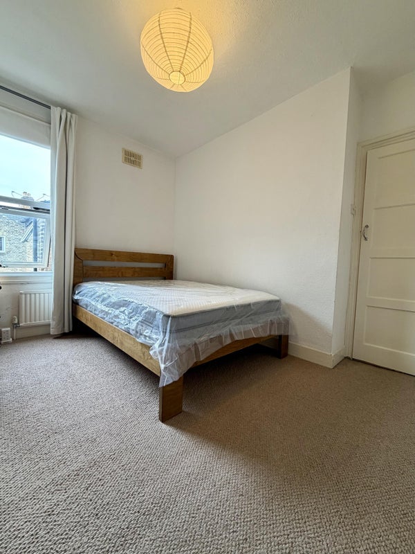 Flat Ling Road in Greater London
