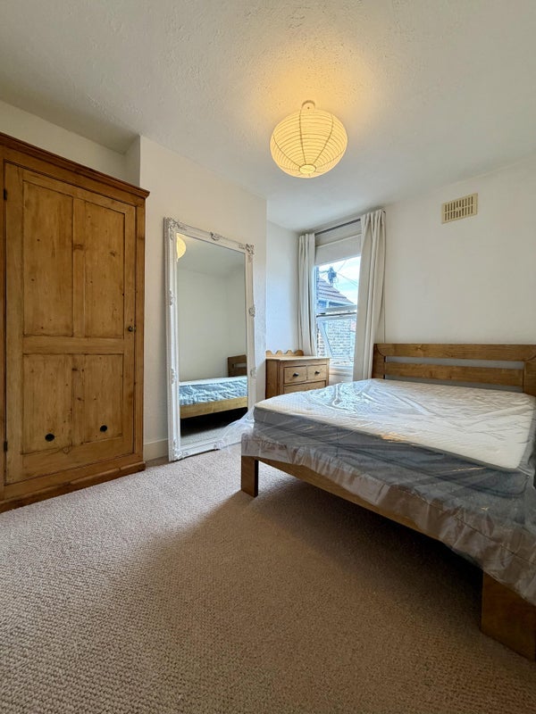 Flat Ling Road in Greater London