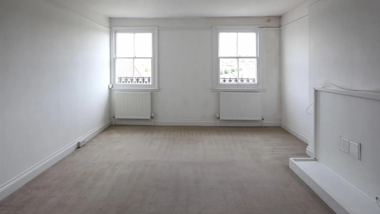 Flat Round Hill Crescent in Brighton