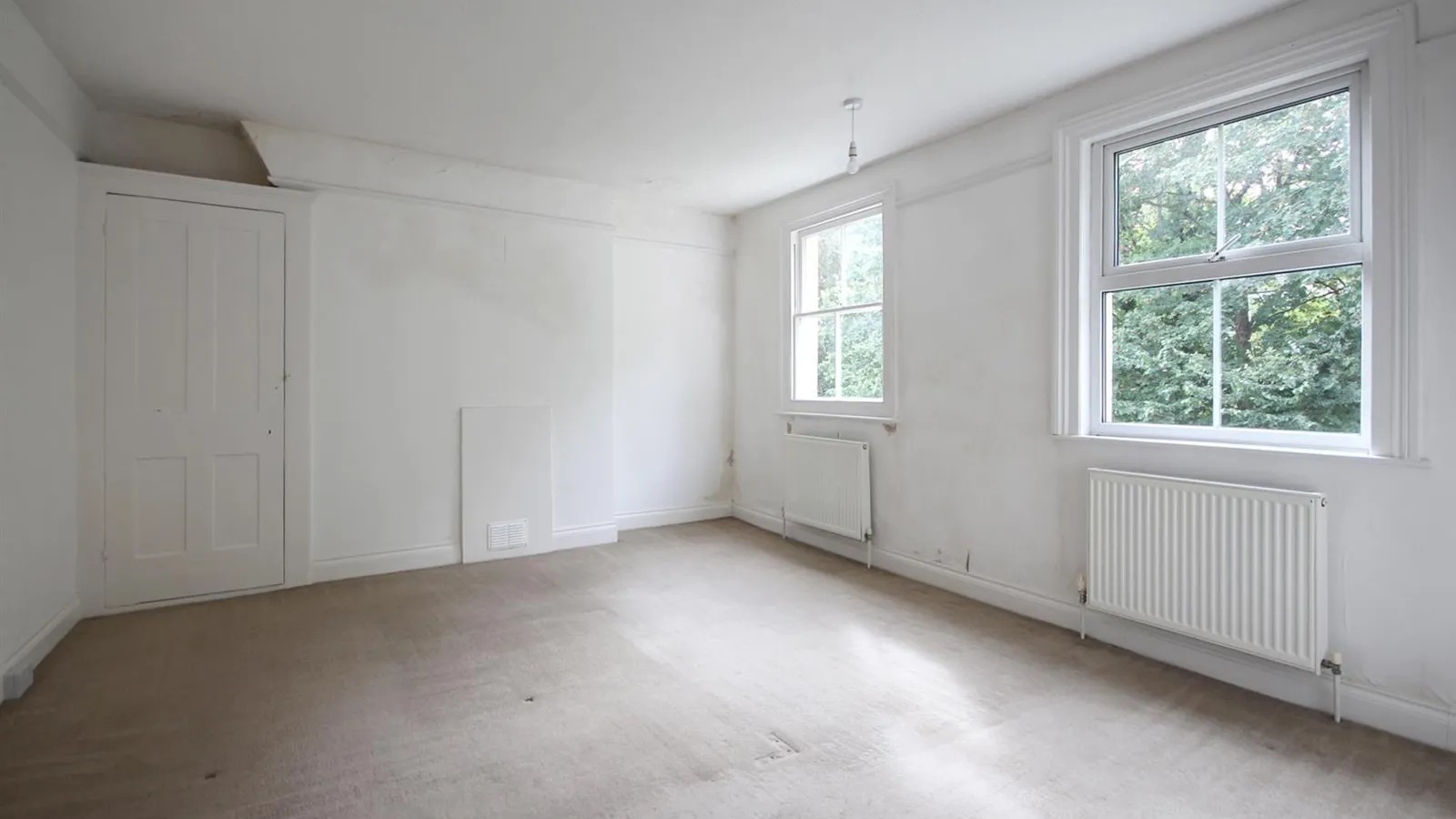 Flat Round Hill Crescent in Brighton