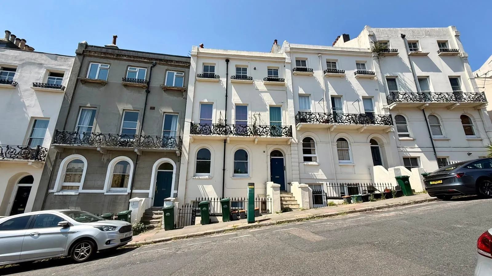 Flat Round Hill Crescent in Brighton