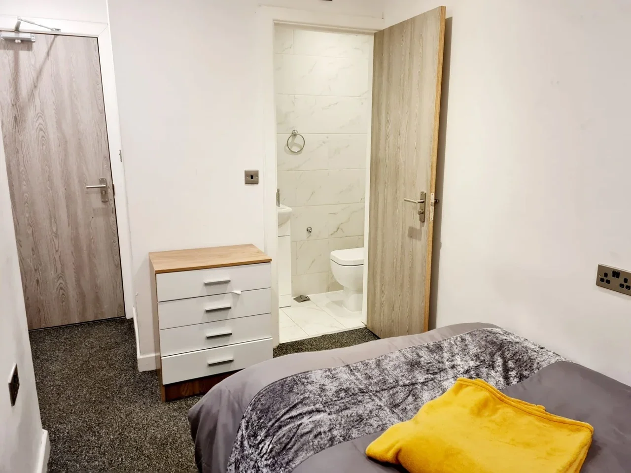 Room Sutton Road in Watford