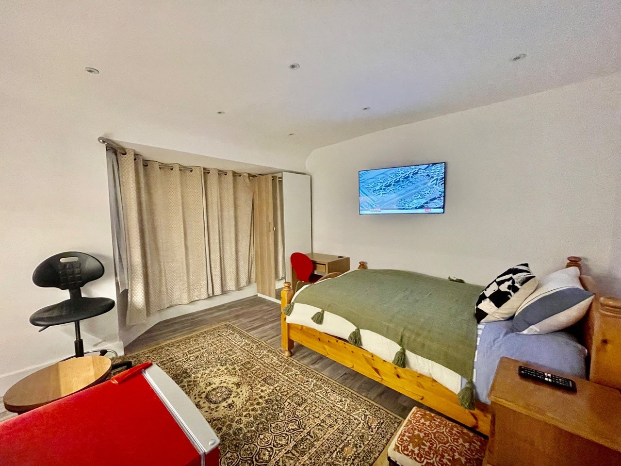 Room Whitton Avenue West in Greater London