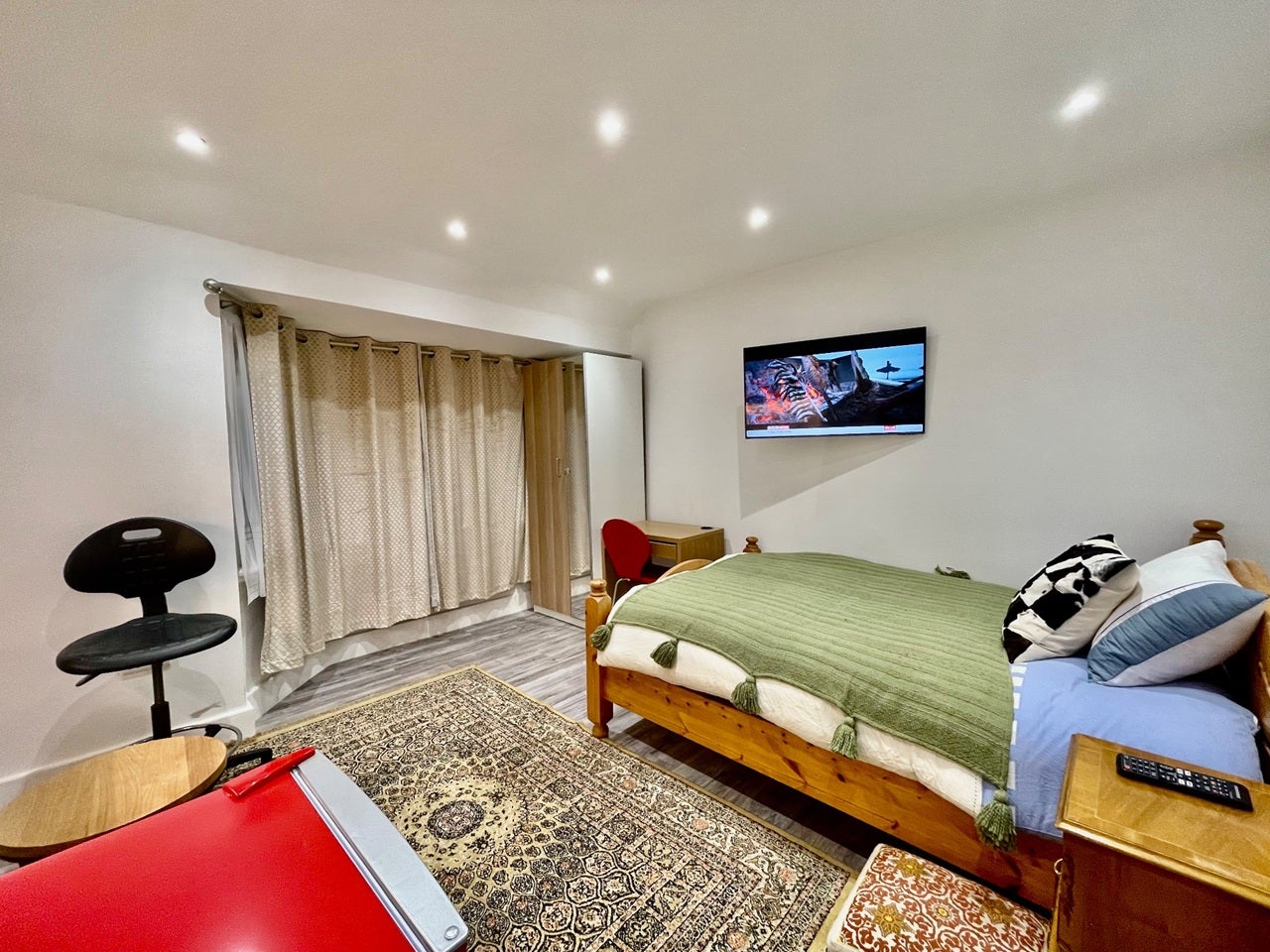 Room Whitton Avenue West in Greater London