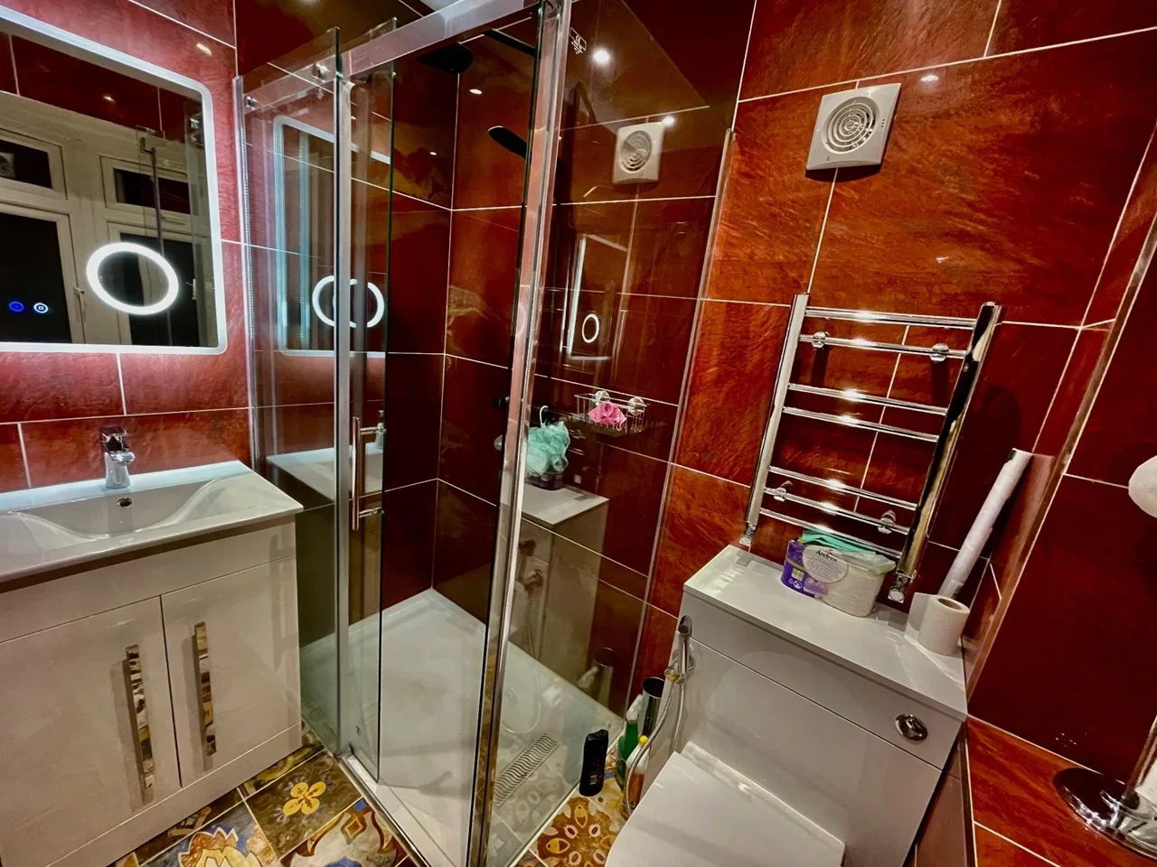 Room Whitton Avenue West in Greater London
