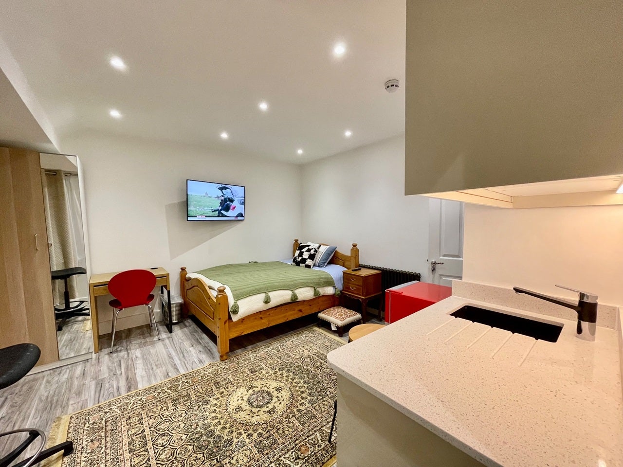 Room Whitton Avenue West in Greater London