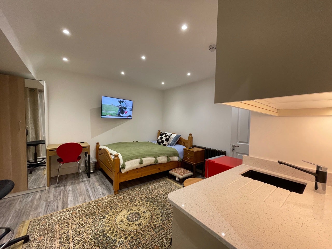 Room Whitton Avenue West in Greater London