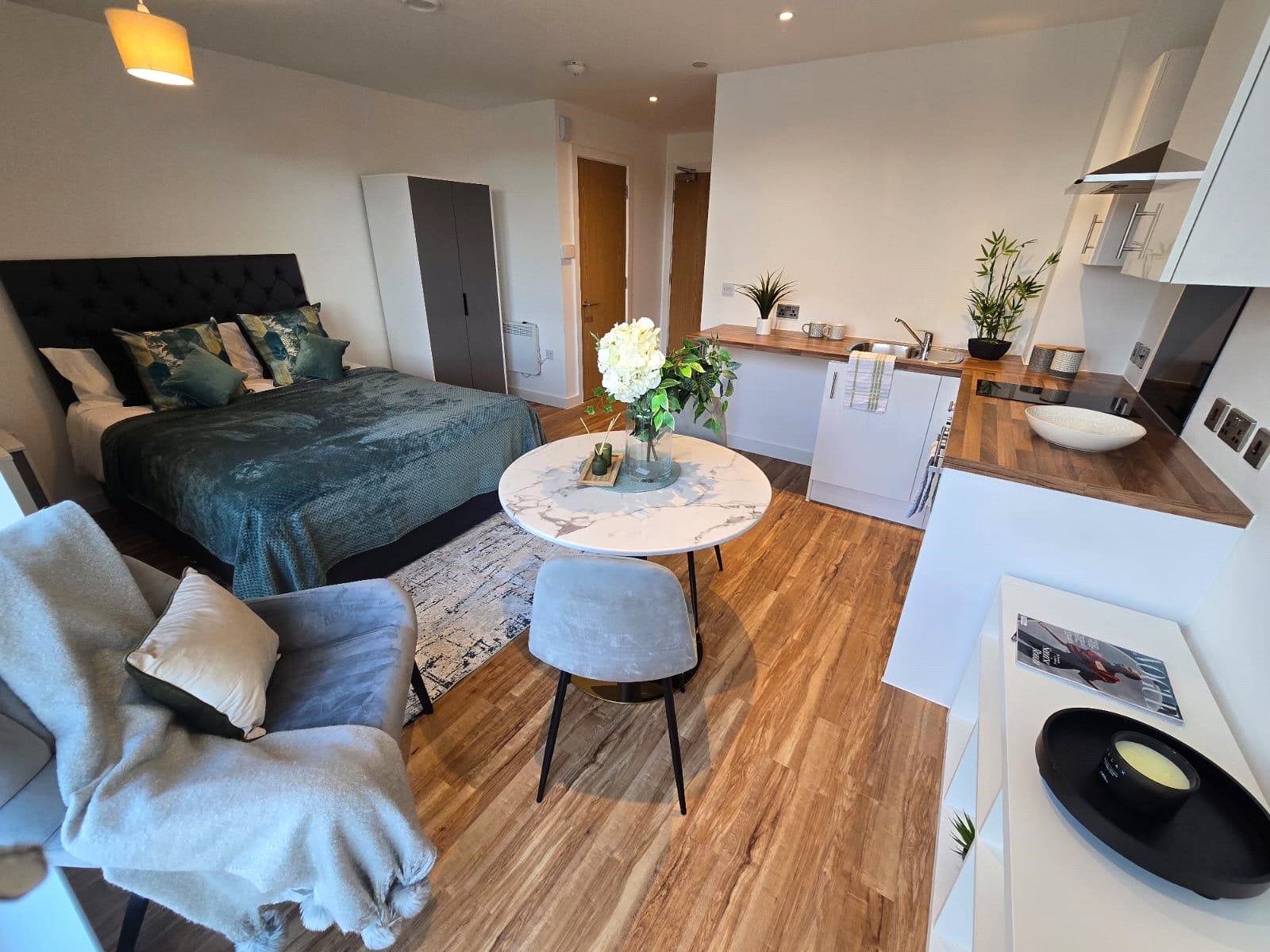 Flat Pomona Strand in Trafford