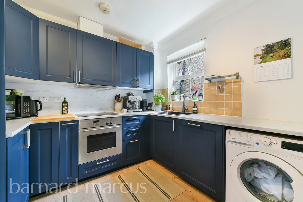 Flat Norbury Crescent in Greater London