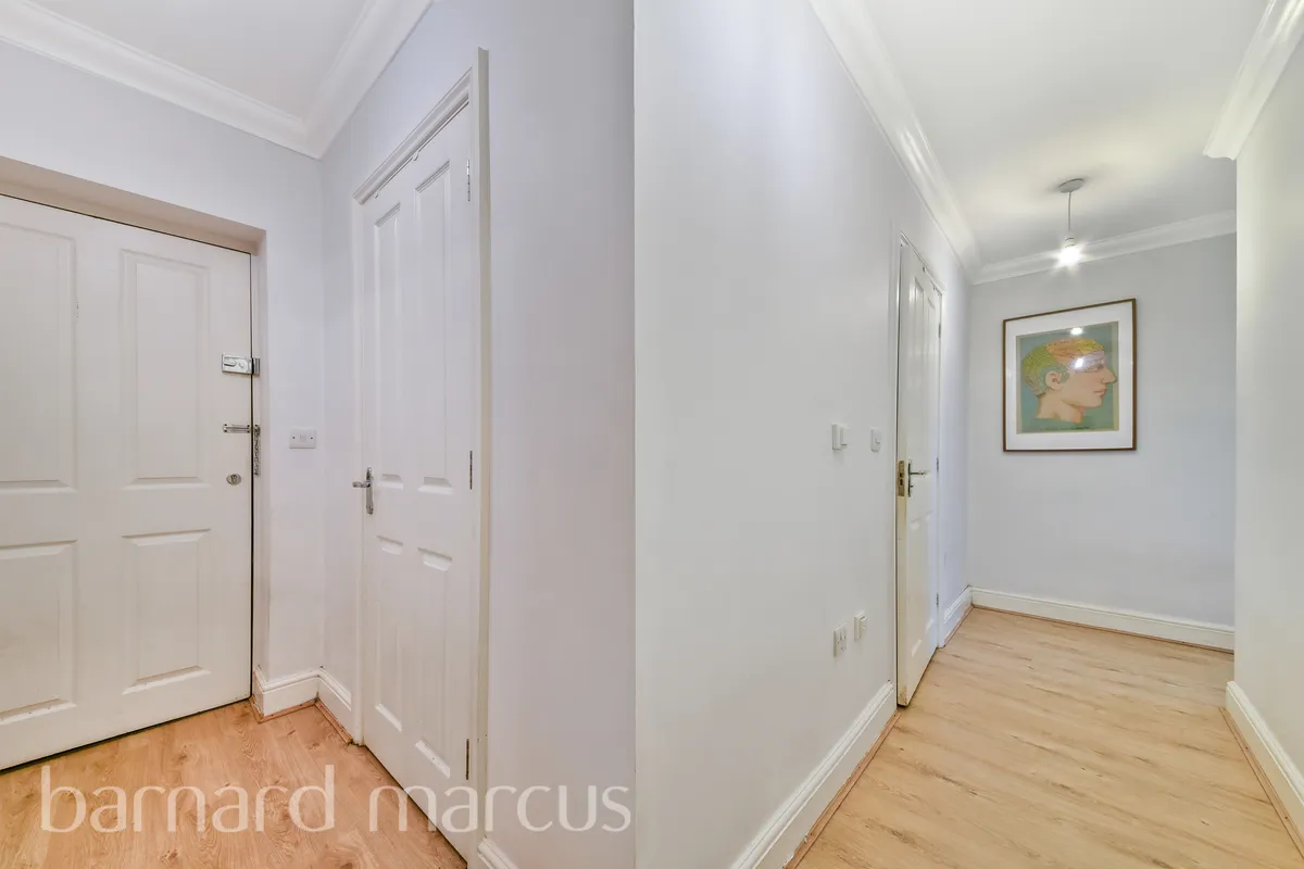 Flat Norbury Crescent in Greater London