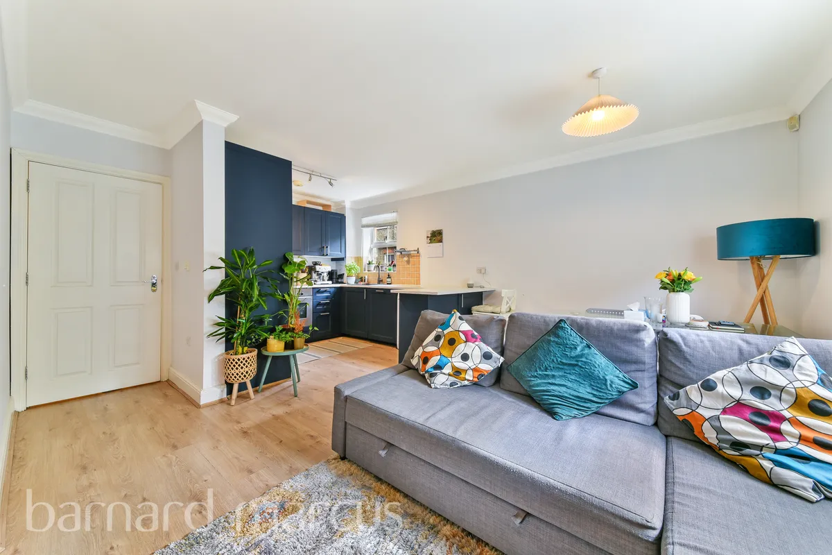 Flat Norbury Crescent in Greater London