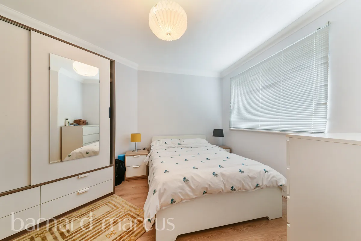 Flat Norbury Crescent in Greater London