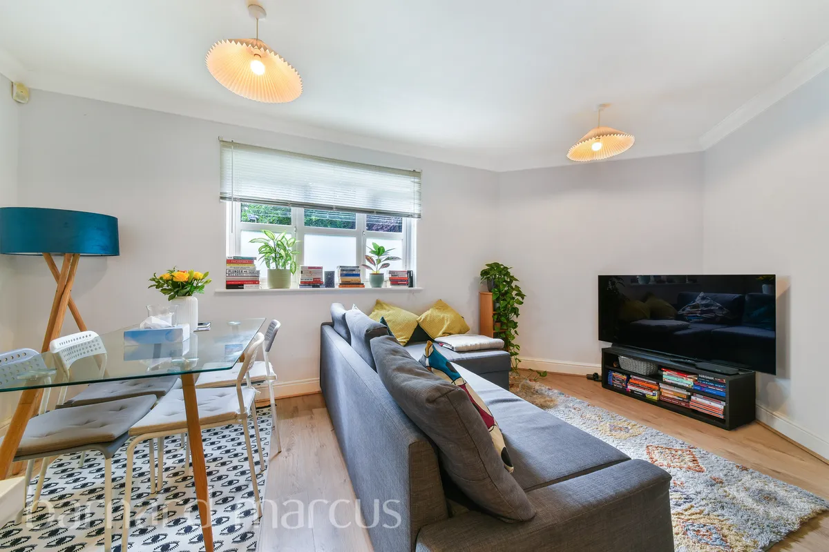 Flat Norbury Crescent in Greater London