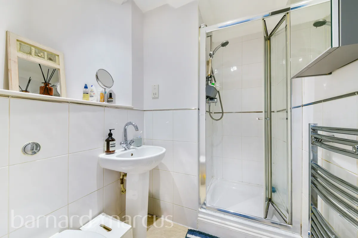 Flat Norbury Crescent in Greater London