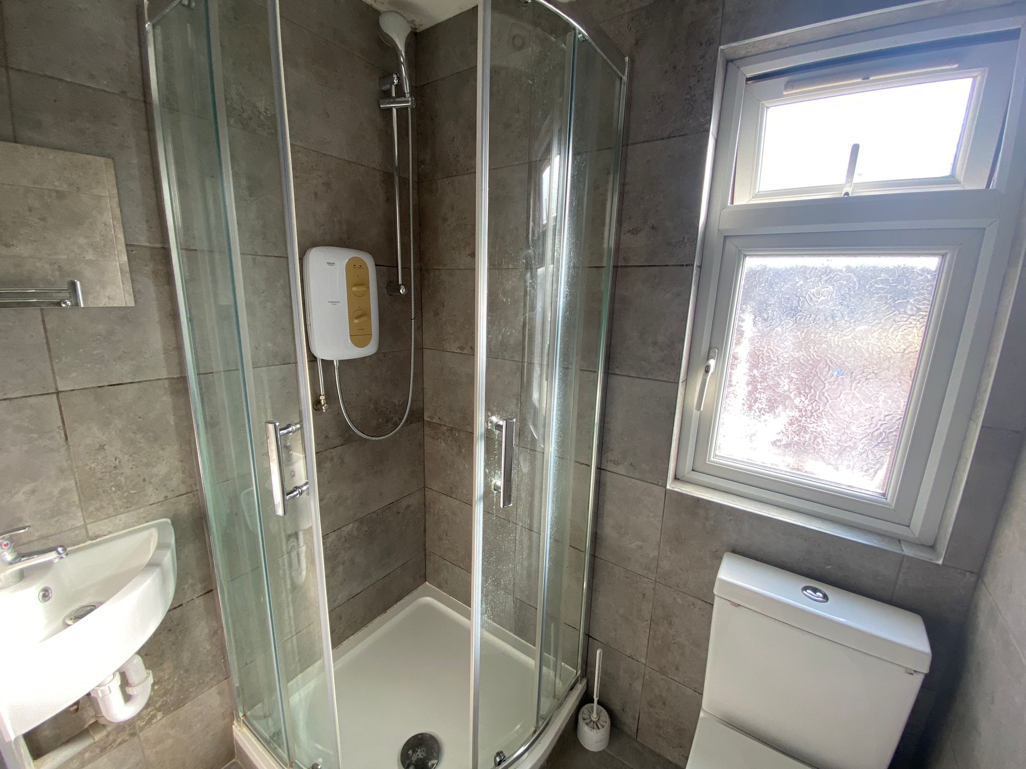 Flat Northcote Avenue in Greater London