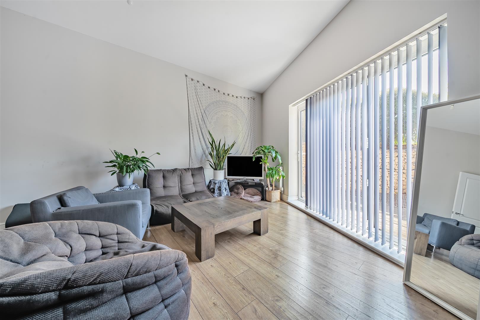 Flat Manor Drive North in Greater London