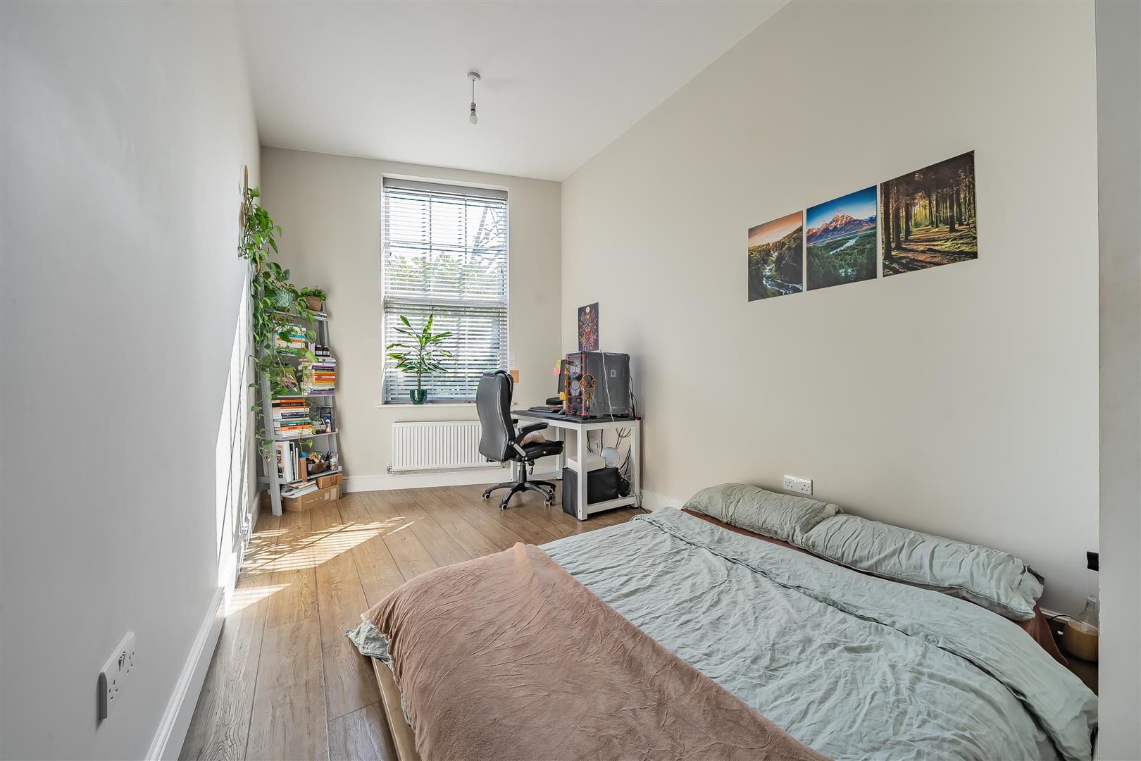 Flat Manor Drive North in Greater London