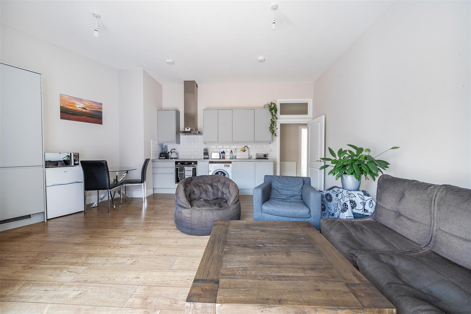 Flat Manor Drive North in Greater London