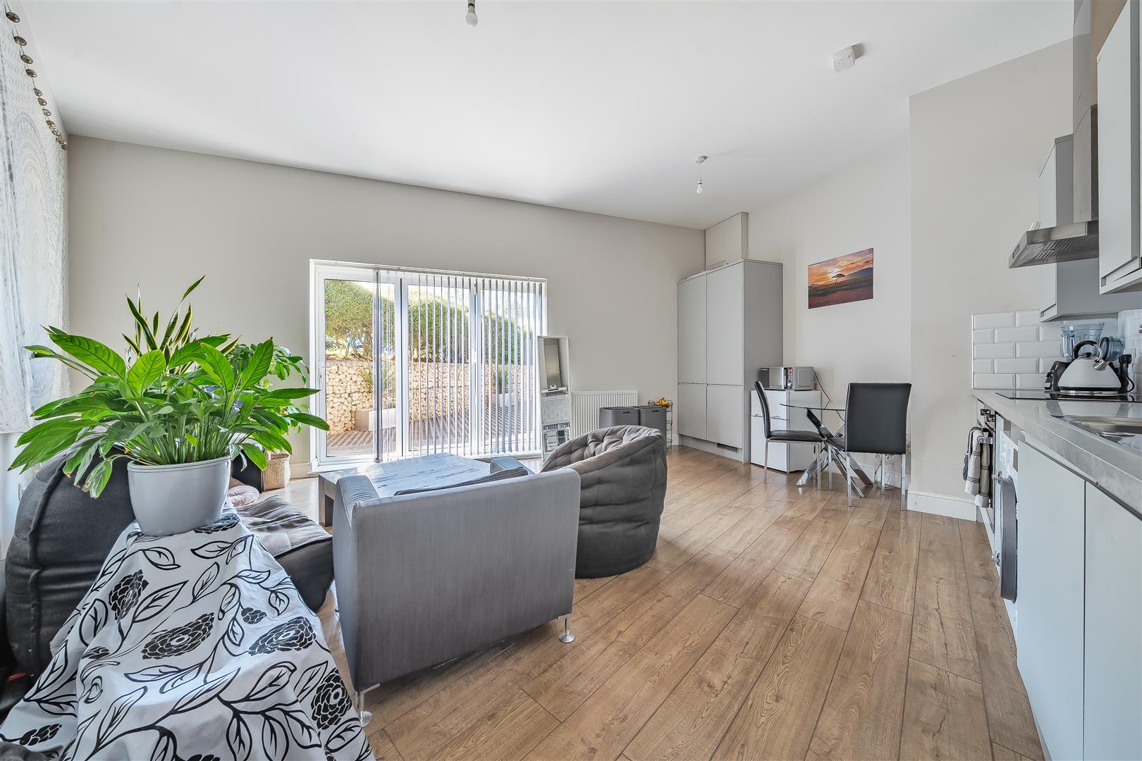 Flat Manor Drive North in Greater London