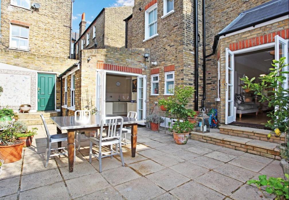 House Englewood Road in Greater London