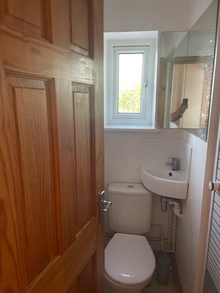 Flat Hoylake Road in Greater London