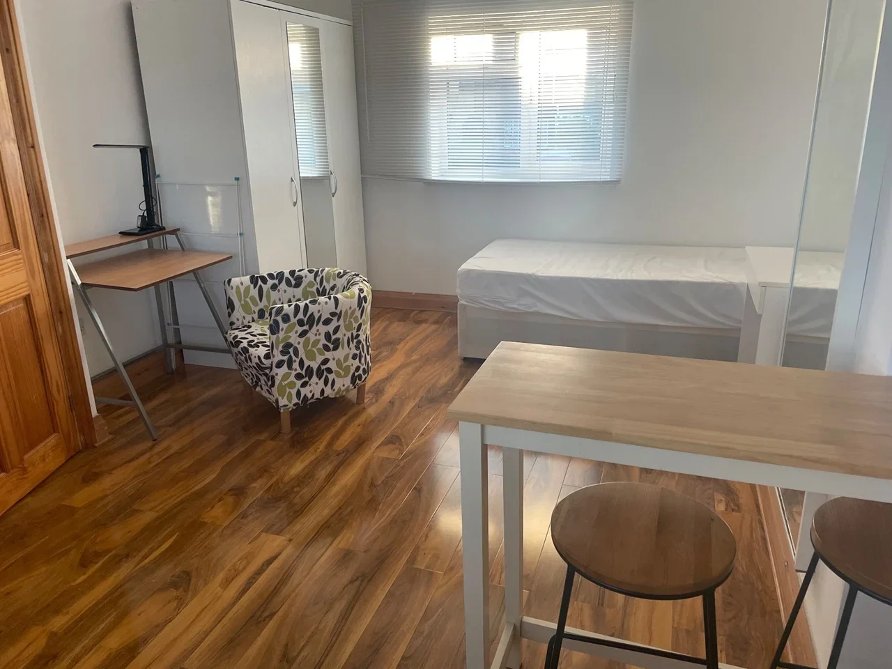 Flat Hoylake Road in Greater London