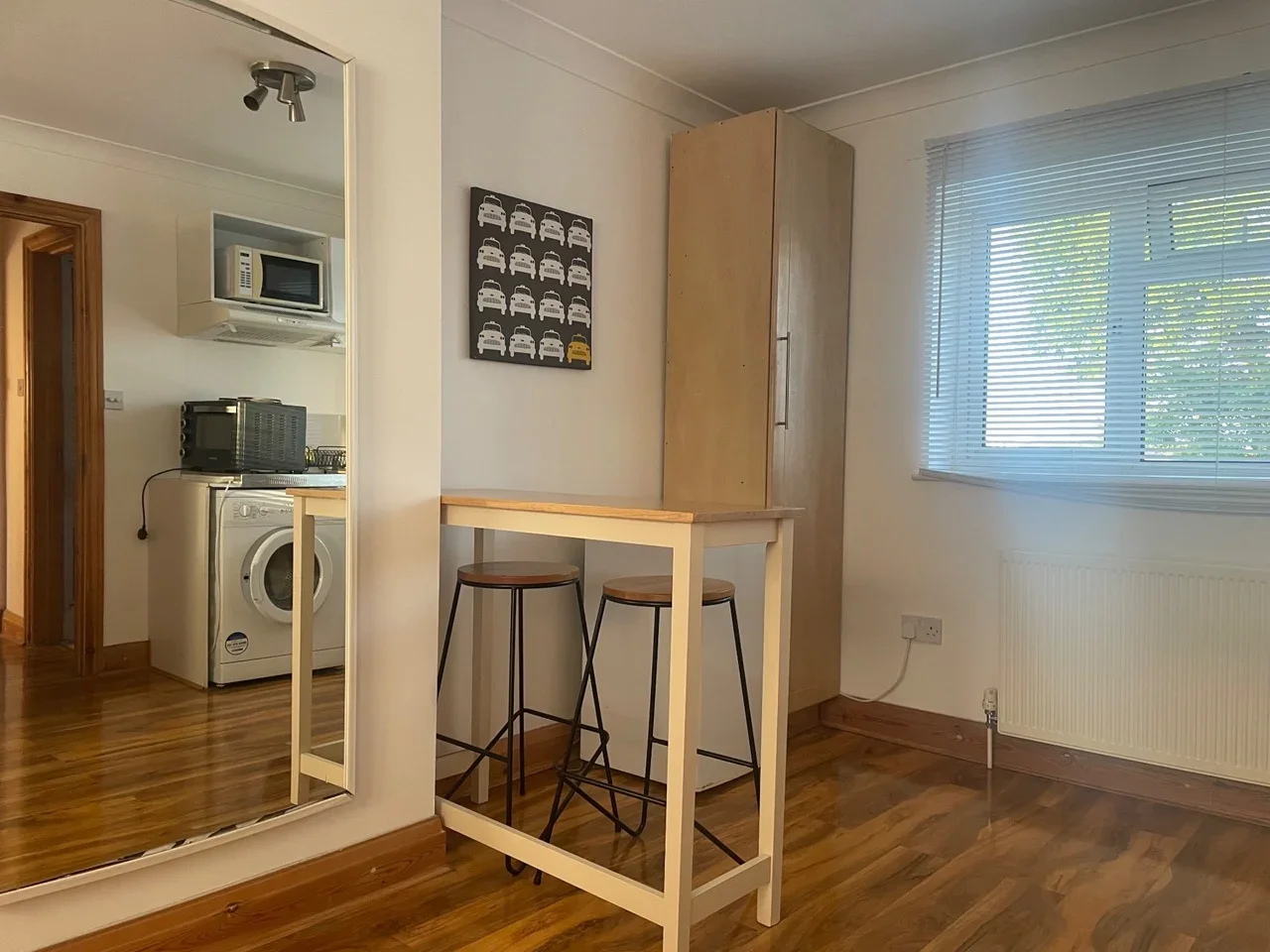 Flat Hoylake Road in Greater London