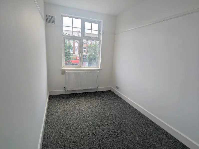 Flat Kenton Road in Greater London