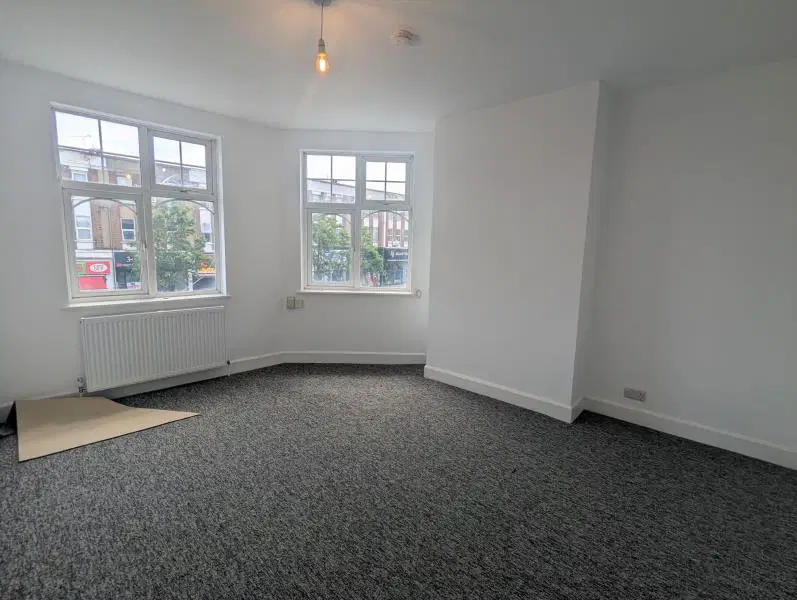 Flat Kenton Road in Greater London
