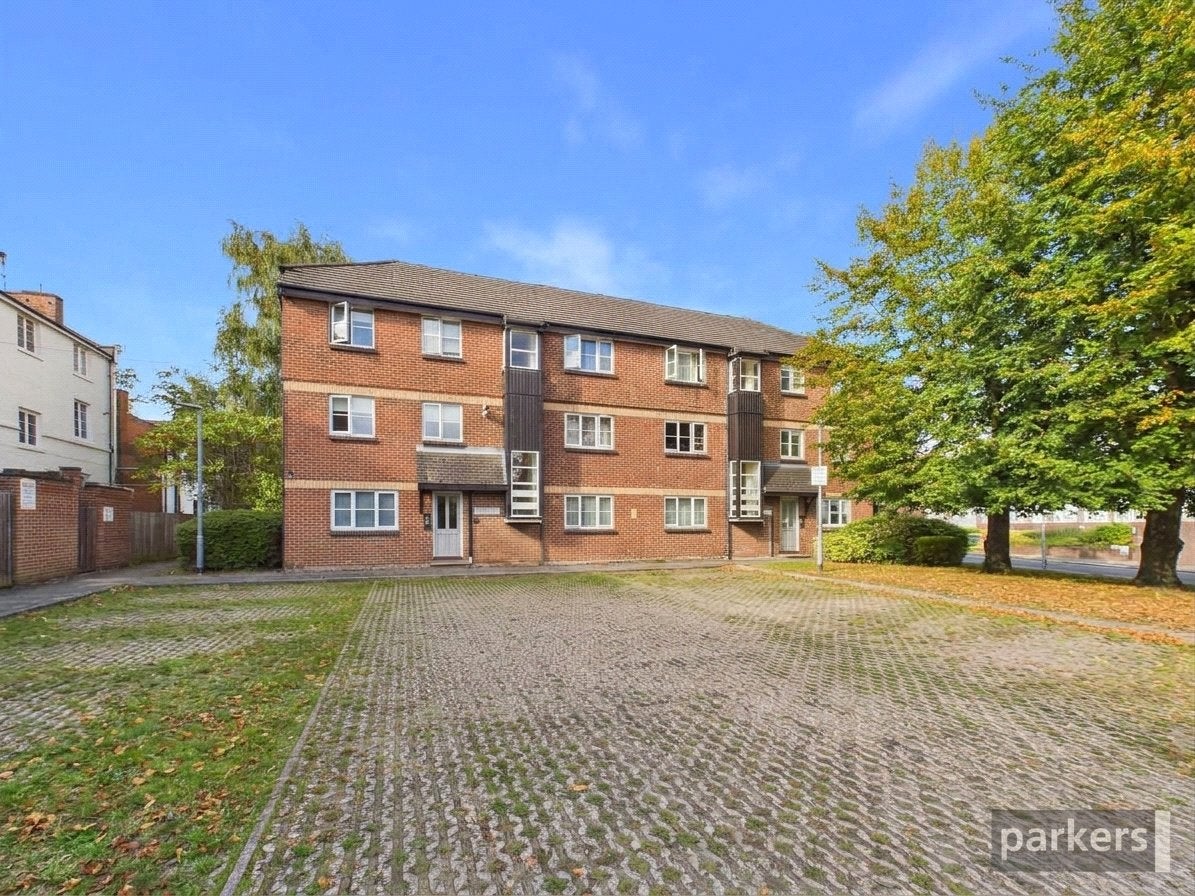 Flat Muirfield Close in Reading