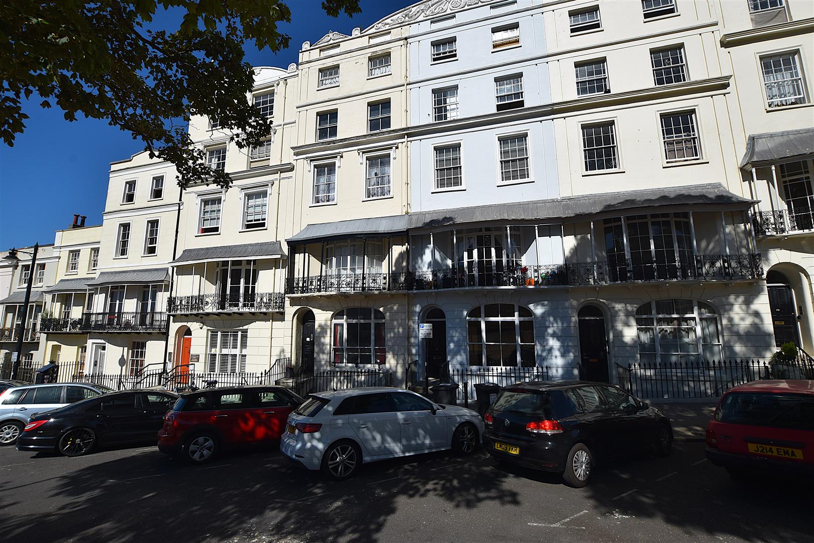 Flat Wellington Square in St Leonards