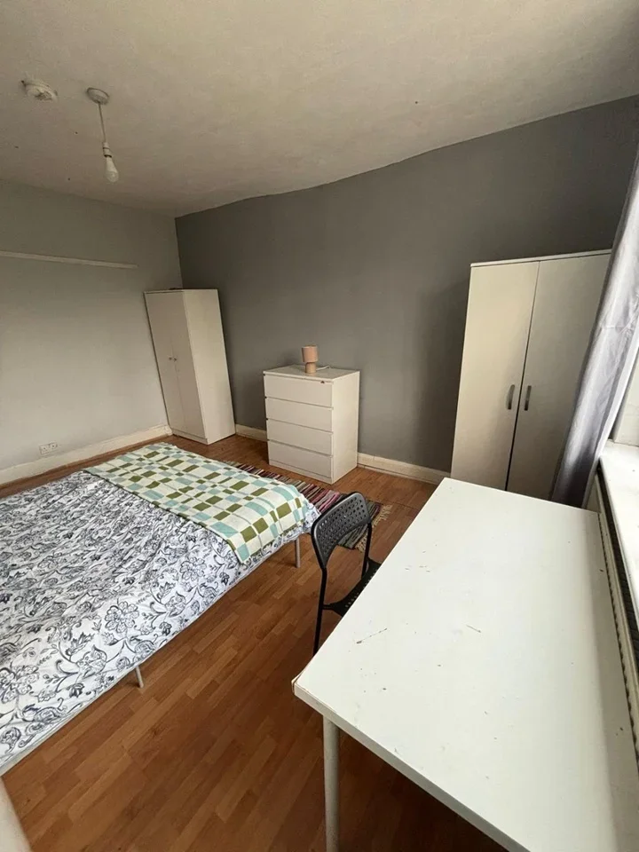 Room East Lane in Greater London