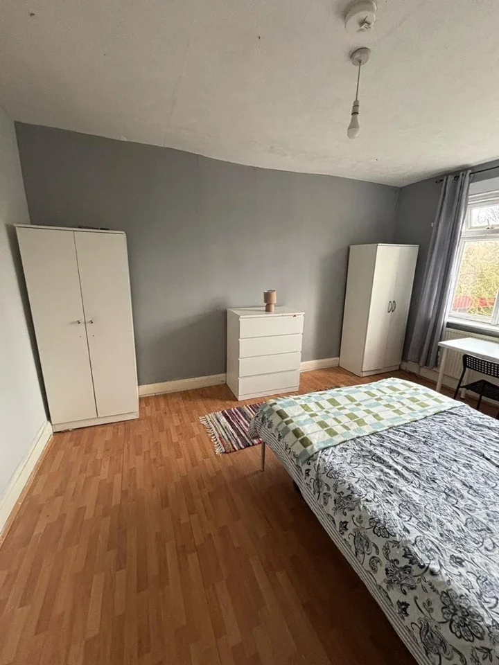 Room East Lane in Greater London