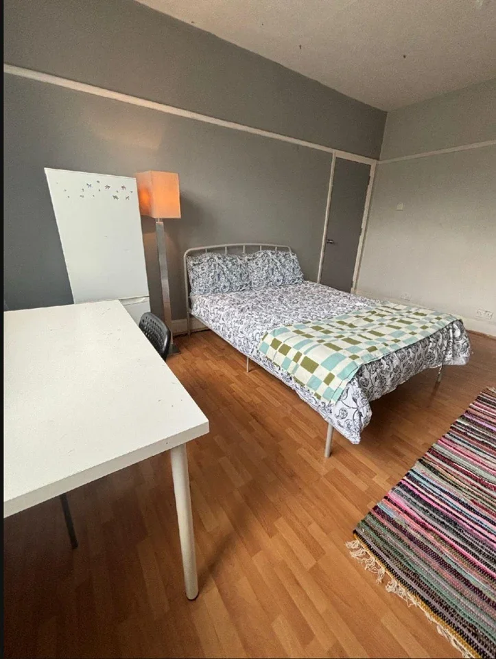 Room East Lane in Greater London