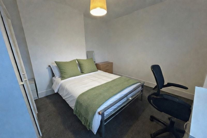 Room Beeston Road in Nottingham