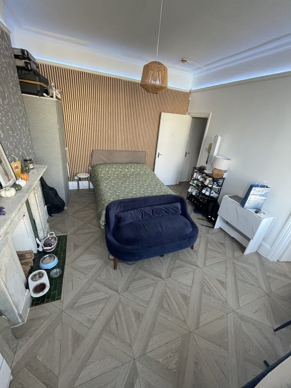 Flat Baron's Court Road in Greater London